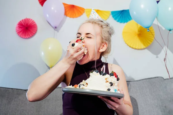 Donna Abito Festivo Cappello Partito Mangiare Torta Compleanno Con Mani — Foto Stock
