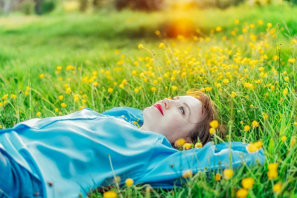 Boční Pohled Šťastná Mladá Žena Modré Blůze Leží Zeleném Trávníku — Stock fotografie