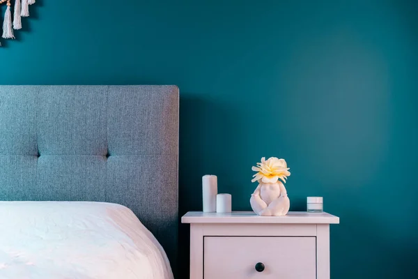 Cozy Bedroom Turquoise Blue Walls White Bedside Table Ceramic Female — Stock Photo, Image