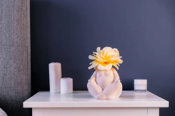 Closeup White Bedside Table Ceramic Female Body Shaped Vase Rose — Stock Photo, Image