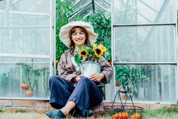 Retrato Una Joven Agricultora Sonriente Sosteniendo Una Regadera Con Ramo — Foto de Stock