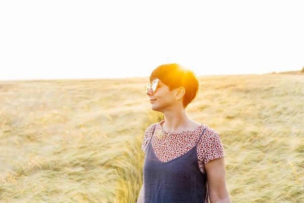 Šťastná Žena Zavřenýma Očima Odpočívající Pšeničném Poli Při Západu Slunce — Stock fotografie