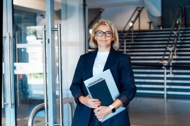 50 'lerin stil sahibi, kendine güvenen, olgun bir iş kadını, orta yaşlı şirket CEO' su, tecrübeli bir bayan profesyonel bayan, ofis geçmişinde takım lideri. Kadın lider.