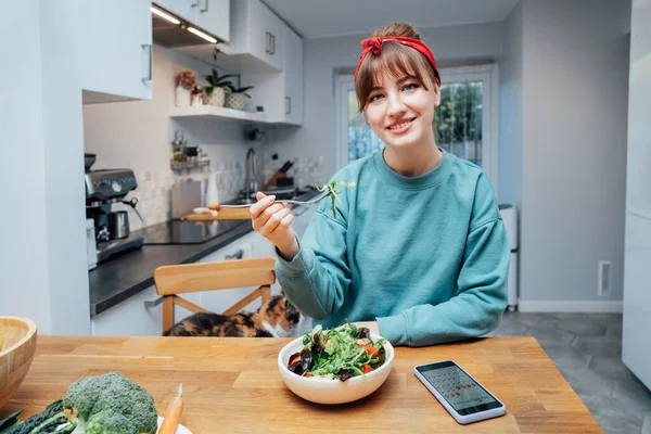 식탁에서 샐러드를 앱으로 강어귀 달력을 소녀와 먹이고 채식주의자와 선택적 — 스톡 사진