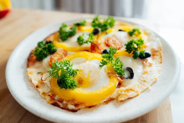 Yumurta Peynir Domates Dolmalık Biber Servis Edilen Masada Bitkilerle Birlikte — Stok fotoğraf