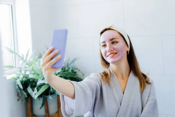 Mujer Sonriente Con Máscara Arcilla Rosa Facial Tomando Selfie Con — Foto de Stock