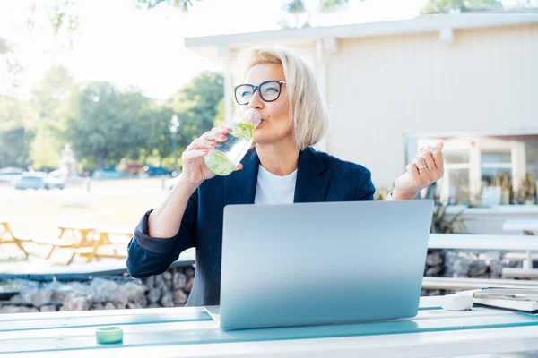 Healthy Habit Drink Water Middle Aged Business Woman Drinking Water — Fotografia de Stock
