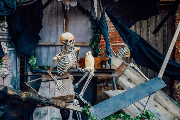 Εξωτερική Διακόσμηση Για Halloween Σκελετοί Βγαίνουν Από Διάφορα Ξύλινα Χαλάσματα — Φωτογραφία Αρχείου