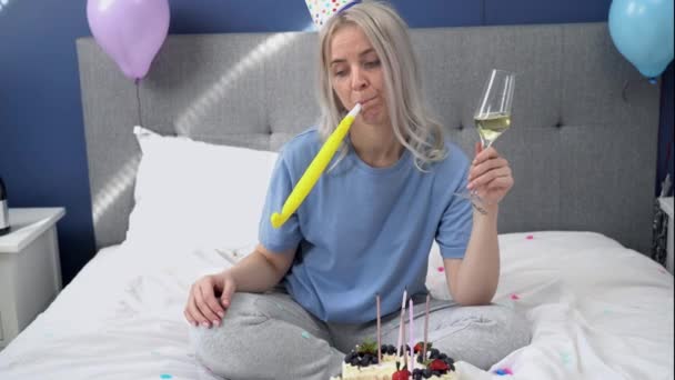 Mujer Triste Molesta Pijama Gorra Fiesta Soplando Pipa Cumpleaños Mientras Vídeo De Stock