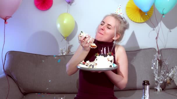 Mujer Vestido Festivo Gorra Fiesta Comiendo Pastel Cumpleaños Con Sus Metraje De Stock Sin Royalties Gratis