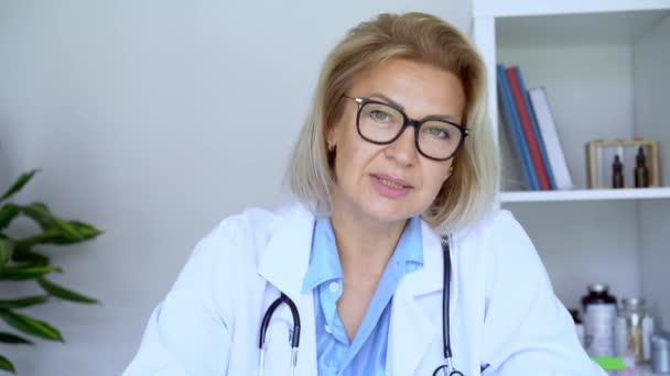 Gros Plan Femme Médecin Âge Moyen Parlant Avec Client Ligne — Video