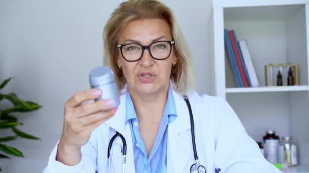 Jisté Dospělé Ženy Středního Věku Doktor Ukazuje Sklenici Pilulek Kameru — Stock video
