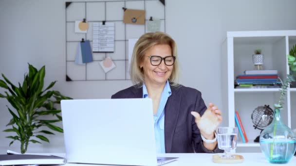50S Χαμογελαστή Θετική Ώριμη Επιχειρηματίας Που Κάνει Βιντεοκλήση Στο Laptop — Αρχείο Βίντεο