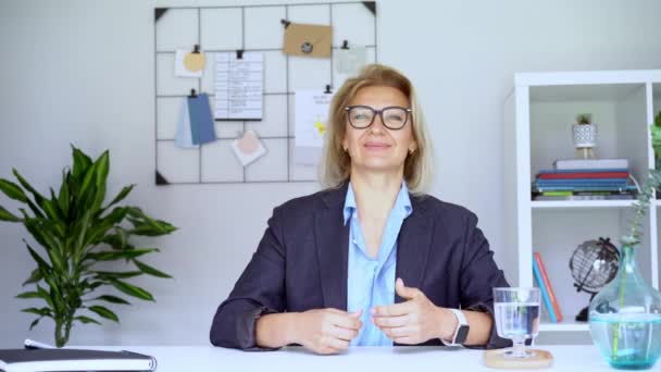 Sonriendo Mujer Negocios Madura Positiva Teniendo Videollamada Mirando Cámara Profesional Clip De Vídeo