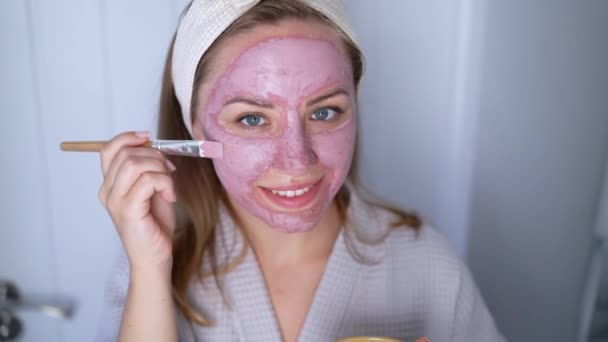 Close Portret Młodej Kobiety Szlafroku Stosowania Twarzy Naturalnej Maski Kosmetyczne — Wideo stockowe