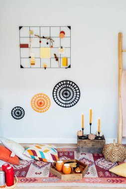 Sonbahar tatillerinde rahatlamak için iç kısımları dekore edilmiş. Yastıklarla, hasır balkabaklarıyla, yanan mumlarla rahat bir yer. Şükran Günü, evde Cadılar Bayramı planları. Romantik randevu, sinema gecesi.