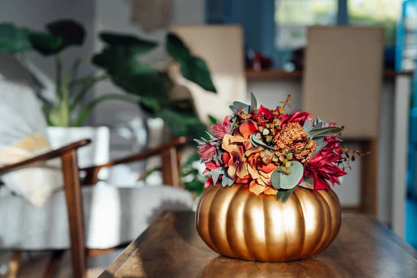 Hösten Bukett Ljusa Konstgjorda Blommor Gyllene Pumpa Vas Trä Soffbord — Stockfoto