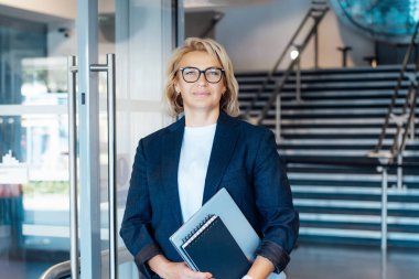 50 'lerin stil sahibi, kendine güvenen, olgun bir iş kadını, orta yaşlı şirket CEO' su, tecrübeli bir bayan profesyonel bayan, ofis geçmişinde takım lideri. Kadın lider..