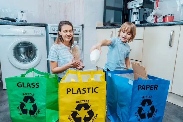 Matka Uczy Dziecko Jak Recyklingu Pomóc Chłopcu Świadomego Znaczenia Środowiska — Zdjęcie stockowe