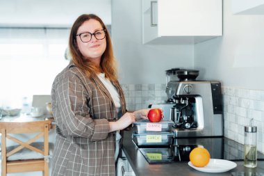 Kilo vermek için sağlıklı bir diyet planı, günlük hazır yemek menüsü. Artı, yemek kutuları önceden pişirilmiş, servis edilmeye hazır boyunda genç bir kadın. İçinde sağlıklı yiyecek olan konteynırlar. Pişirme öncesi konsept
