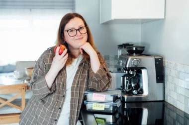 Kilo vermek için sağlıklı bir diyet planı, günlük hazır yemek menüsü. Artı, yemek kutuları önceden pişirilmiş, servis edilmeye hazır boyunda genç bir kadın. İçinde sağlıklı yiyecek olan konteynırlar. Pişirme öncesi konsept