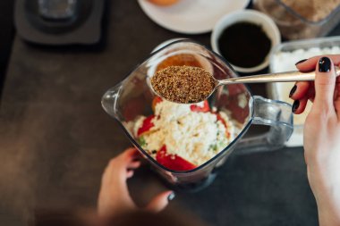 Mutfakta smoothie yaparken esnek tohum eken kadını kapatın. Süper gıda takviyesi. Sağlıklı detoks vegan diyeti. Sağlıklı beslenme, kilo verme programı. Seçici odaklanma. Boşluğu kopyala