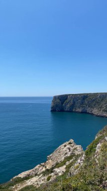 Yazın Sagres 'te, Avrupa' nın güneybatısında güzel kayalık dağlar.