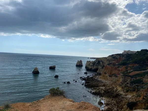 Piękny Morski Krajobraz Skalistym Brzegiem Skałami Algarve Portugalia — Zdjęcie stockowe