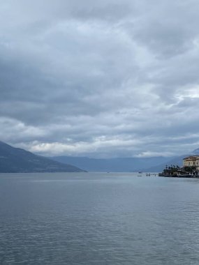 Dağlar manzaralı güzel göl manzarası, Como İtalya