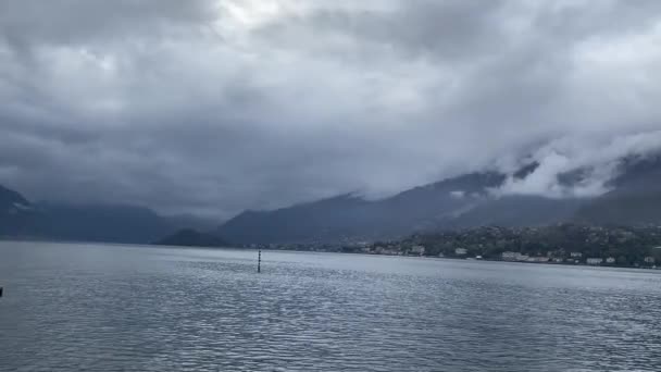Ένα Λουκάνικο Μια Συννεφιασμένη Μέρα Στη Λίμνη Κόμο Βόρεια Ιταλία — Αρχείο Βίντεο