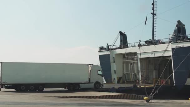 トラックはフェリー 貨物輸送および輸送の物流に来ています — ストック動画
