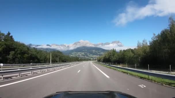 ヨーロッパのロードトリップ 高速道路での移動車の最初の人物の眺め 夏の山々自然の風景 — ストック動画