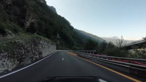 ヨーロッパの夏のロード旅行 高速道路上の移動車の最初の人物の眺め 橋や道路の接続の近くに乗る — ストック動画