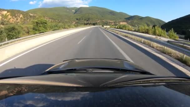 ヨーロッパでの夏のロード旅行 高速道路での移動車の最初の人物の眺め 夏の山々自然の風景 — ストック動画