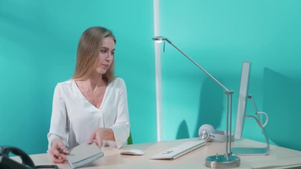 Odaklanmış Kadın Yönetici Ofiste Bir Masada Oturur Bir Defterine Veri — Stok video