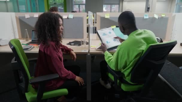 Международный Современный Офис Команда Менеджеров Работе Женщина Передает Документы Коллеге — стоковое видео