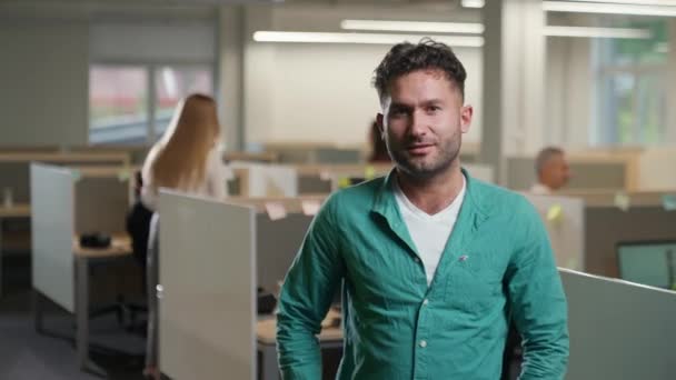 Portrét Manažera Pozadí Mezinárodních Kancelářských Prostor Muž Dívá Kamery Otevřený — Stock video