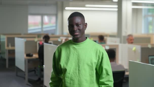 Portret Wesołego Afrykańskiego Projektanta Tle Międzynarodowej Przestrzeni Biurowej Ciemnoskóry Mężczyzna — Wideo stockowe