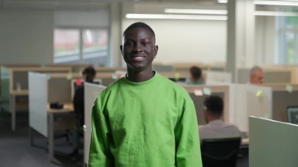 Porträtt Glad Afrikansk Designer Mot Bakgrund Internationella Kontor Utrymme Man — Stockvideo