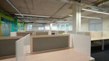 Eş zamanlı çalışma, toplantı odası ve çalışma alanları olan bir ofis odası, doğal ışıklandırma, ofis alanı, arka plan şablonu.