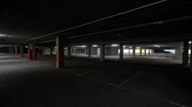 Boş yer altı park alanı, beton duvarlı bir ofis binasının park yerinde düzgün kamera hareketi, kromakey şablonu..