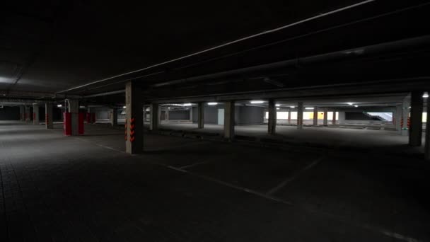 地下停车场的空旷空间 一个装有混凝土墙的办公大楼的平顺的摄像头移动 一个铬钥匙的模板 — 图库视频影像