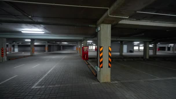 穿过地下停车场 在办公大楼的停车场上平稳地移动摄像头 用混凝土柱子和墙壁的空旷空间 — 图库视频影像