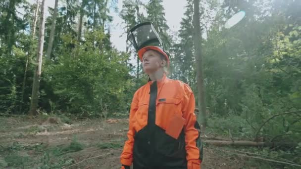 Πορτρέτο Μιας Γυναίκας Ξυλοκόπος Στέκεται Στο Δάσος Ένας Νεαρός Ειδικός — Αρχείο Βίντεο