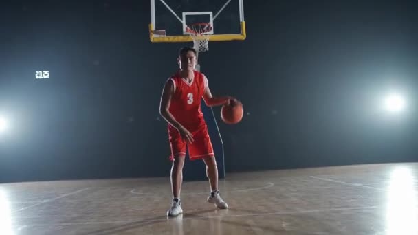 Баскетболіст Потрапляє Підлозі Прогрівається Перед Грою Азіатський Гравець Дивиться Камеру — стокове відео
