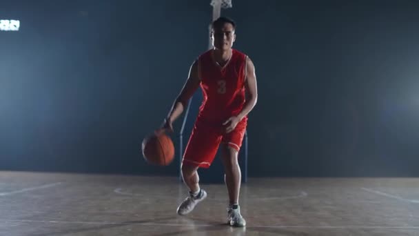 Баскетболіст Потрапляє Підлозі Прогрівається Перед Грою Азіатський Баскетболіст Дивиться Камеру — стокове відео