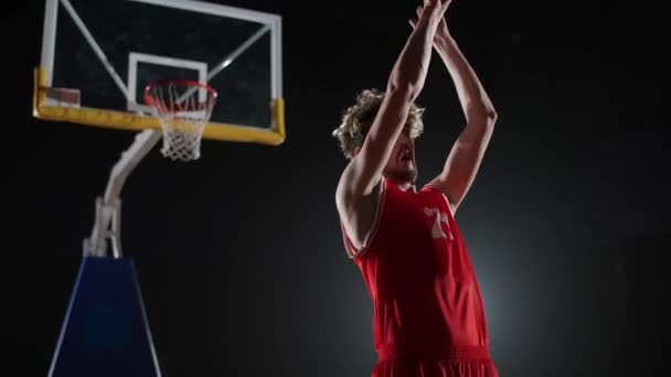 Sportif Yaşam Tarzı Basketbol Antrenmanı Oyuncu Topu Sırtının Üzerinden Potaya — Stok video