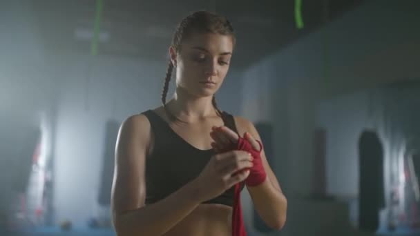 Mulher Lutadora Envolve Suas Mãos Com Ligaduras Boxe Kickboxing Dia — Vídeo de Stock