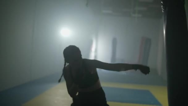 Verschwommener Blick Kämpferin Trainiert Schläge Und Verteidigung Der Boxhalle Konturenbeleuchtung — Stockvideo