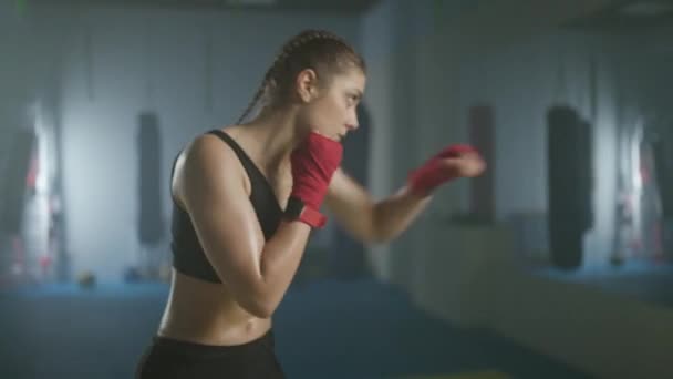Poder Mulher Lutadora Caucasiana Treina Seus Socos Defesa Ginásio Boxe — Vídeo de Stock